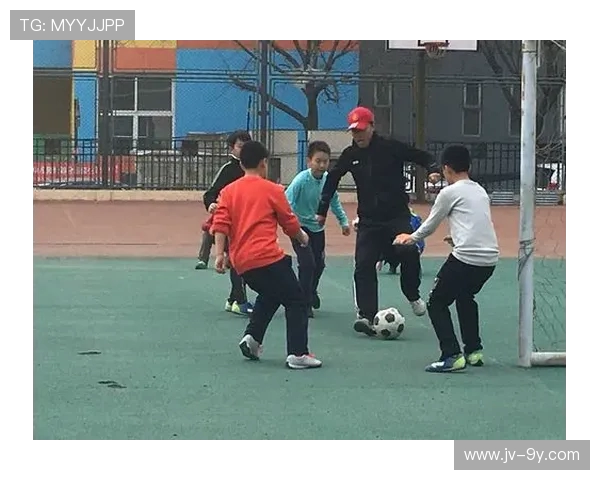 冬季必备足球拖鞋毛绒款让你在家中也能感受绿茵场的温暖激情